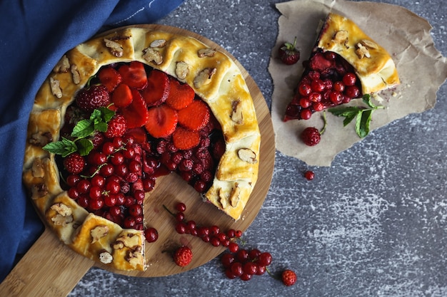 Foto hausgemachtes backen. torte mit roten beeren.