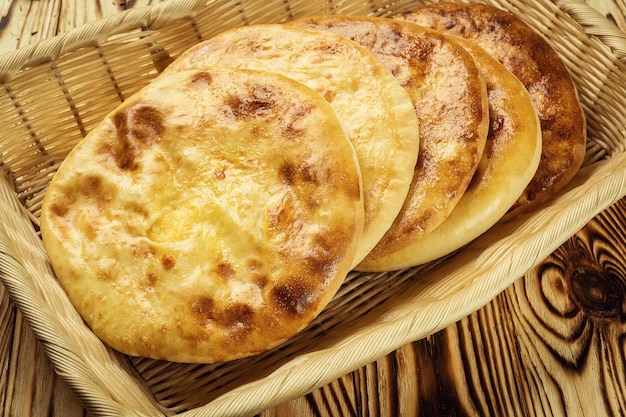 Hausgemachtes Backen traditionelles georgisches Brot Khachapuri mit Käse auf dem Holztisch