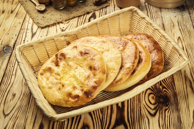 Hausgemachtes Backen traditionelles georgisches Brot Khachapuri mit Käse auf dem Holztisch