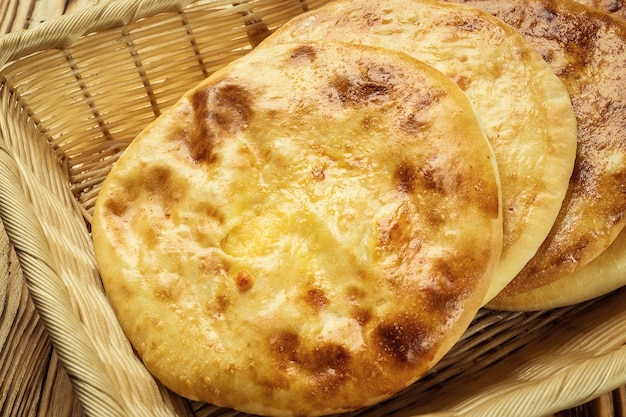 Hausgemachtes Backen traditionelles georgisches Brot Khachapuri mit Käse auf dem Holztisch