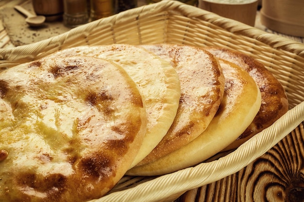 Hausgemachtes Backen traditionelles georgisches Brot Khachapuri mit Käse auf dem Holztisch