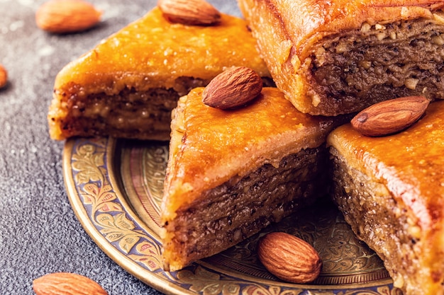 Hausgemachtes Baklava mit Nüssen und Honig