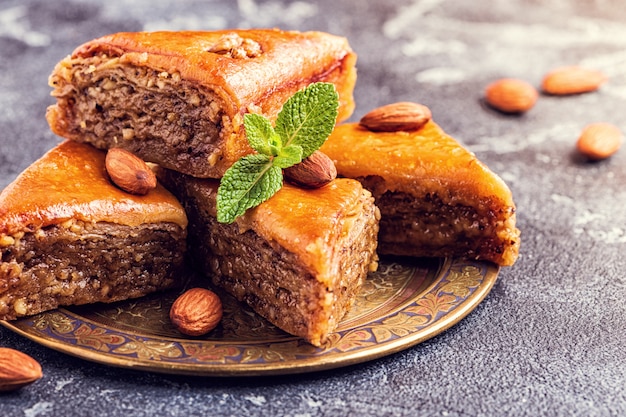 Hausgemachtes Baklava mit Nüssen und Honig