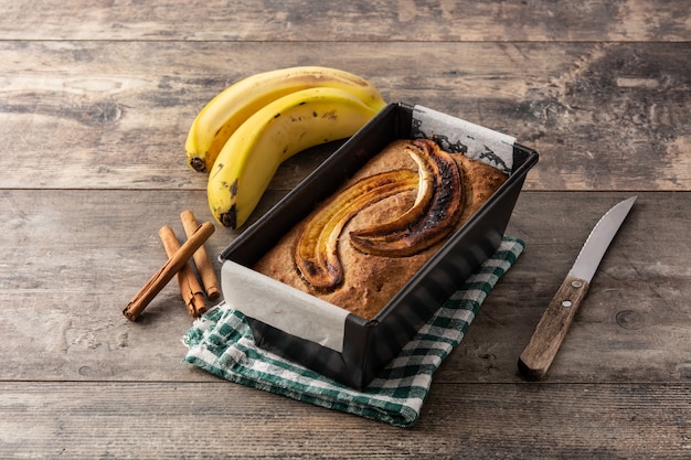 Hausgemachtes Bananenbrot auf rustikalem Holztisch.