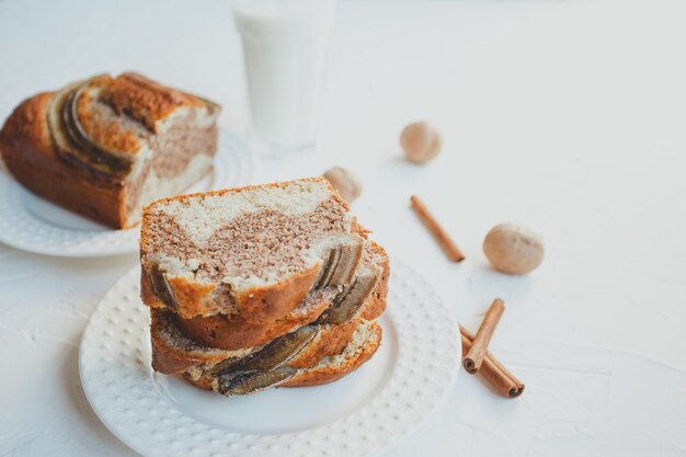 Hausgemachtes Bananenbrot mit Zimt und Walnüssen