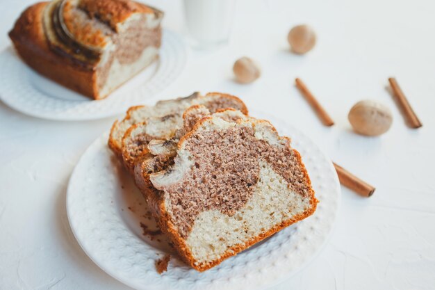 Hausgemachtes Bananenbrot mit Zimt und Walnüssen