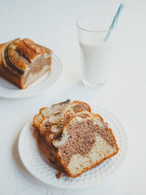 Hausgemachtes Bananenbrot mit Zimt und Walnüssen