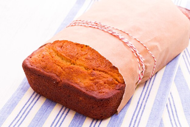 Hausgemachtes Bananenbrot nach klassischem Rezept.