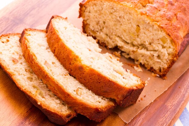 Hausgemachtes Bananenbrot nach klassischem Rezept.