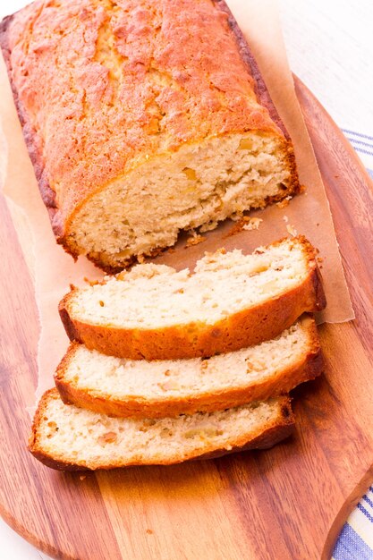 Hausgemachtes Bananenbrot nach klassischem Rezept.