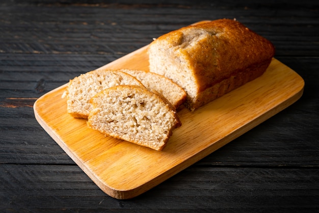 Hausgemachtes Bananenbrot oder Bananenkuchen in Scheiben geschnitten