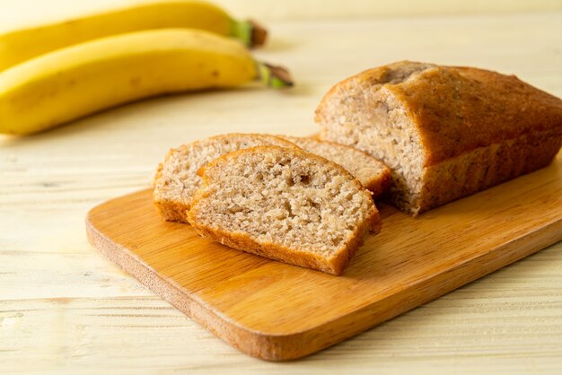 Hausgemachtes Bananenbrot oder Bananenkuchen in Scheiben geschnitten