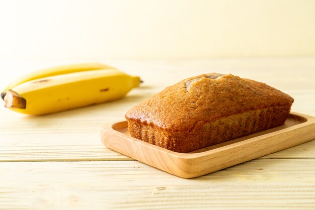 Hausgemachtes Bananenbrot oder Bananenkuchen in Scheiben geschnitten