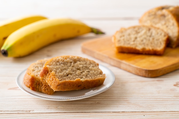 Hausgemachtes Bananenbrot oder Bananenkuchen in Scheiben geschnitten