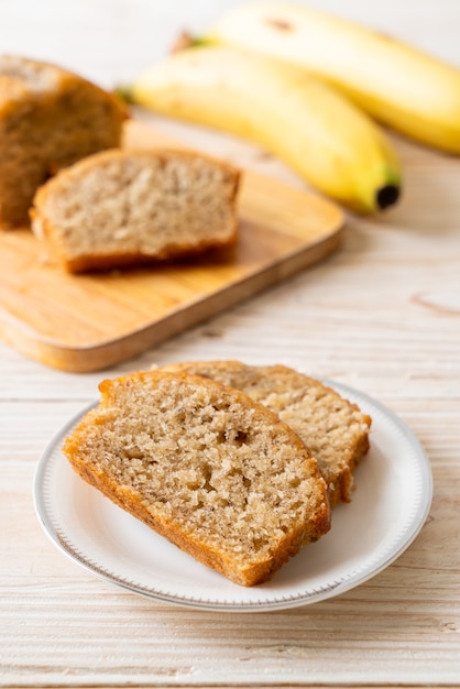 Hausgemachtes Bananenbrot oder Bananenkuchen in Scheiben geschnitten