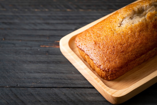 Hausgemachtes Bananenbrot oder Bananenkuchen in Scheiben geschnitten