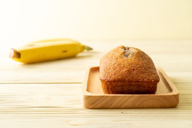 Hausgemachtes Bananenbrot oder Bananenkuchen in Scheiben