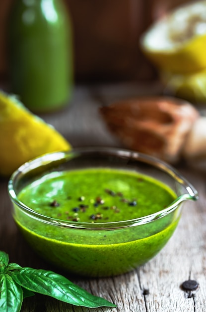 Foto hausgemachtes basilikum mit zitronensalat-dressing