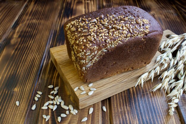 Hausgemachtes Brot auf dem hölzernen Schneidebrett