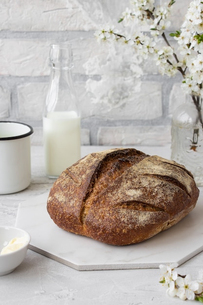 Hausgemachtes Brot auf einem Brett