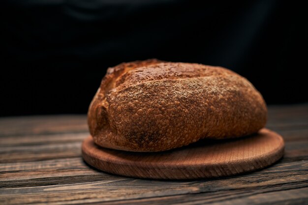 Hausgemachtes Brot auf einem Holzbrett closeup