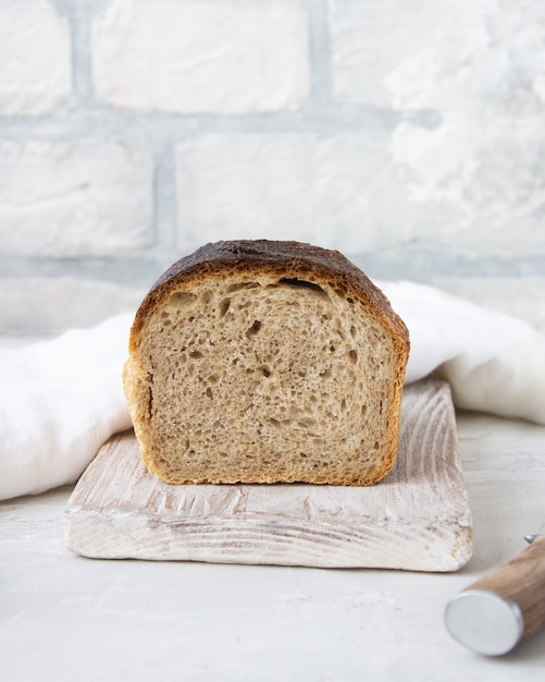 Hausgemachtes Brot auf einem Holzbrett