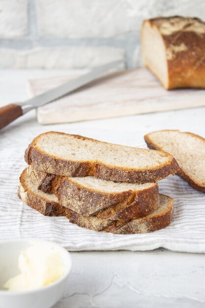 Hausgemachtes Brot auf einem Holzbrett