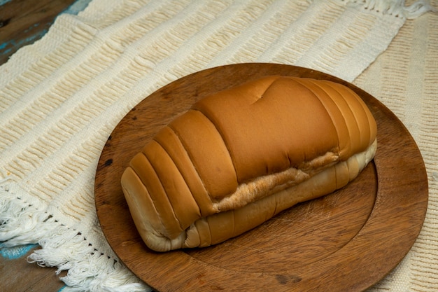 Hausgemachtes Brot auf einem rustikalen Holzbrett