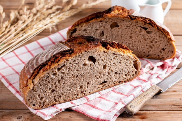 Hausgemachtes Brot auf Holztisch Brotstruktur von Vollkornbrot