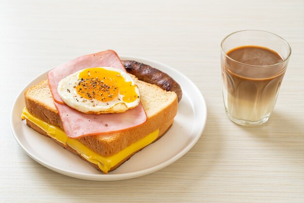 hausgemachtes Brot gerösteten Käse Schinken und Spiegelei mit Schweinswurst und Kaffee zum Frühstück