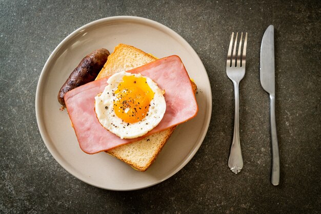 hausgemachtes Brot gerösteten Käse Schinken und Spiegelei mit Schweinswurst zum Frühstück