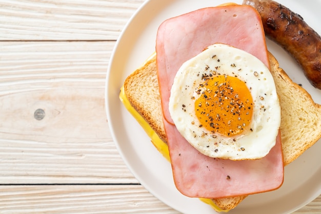 hausgemachtes Brot gerösteten Käse Schinken und Spiegelei mit Schweinswurst zum Frühstück