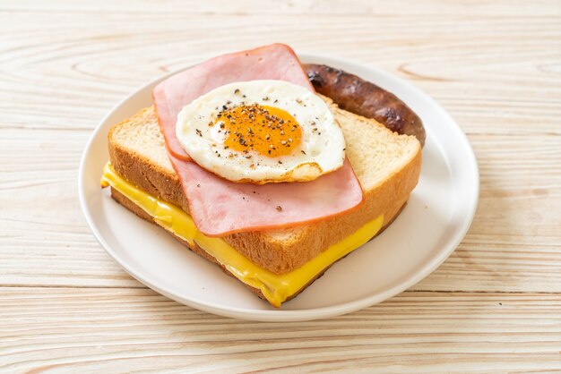 hausgemachtes Brot gerösteter Käse Schinken und Spiegelei mit Schweinswurst zum Frühstück