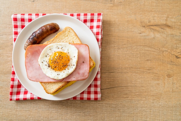 hausgemachtes Brot gerösteter Käse überbackener Schinken und Spiegelei mit Schweinswurst zum Frühstück