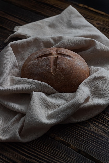 Hausgemachtes Brot im rustikalen Stil