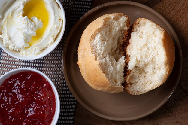 Hausgemachtes Brot in einer Holzschale mit Quark und Marmelade