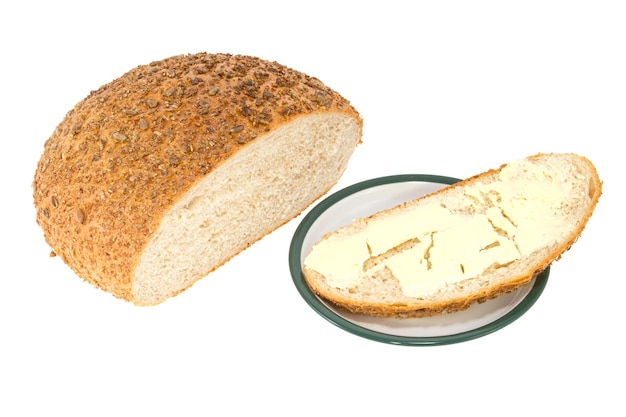Hausgemachtes Brot mit Butter auf einem Teller