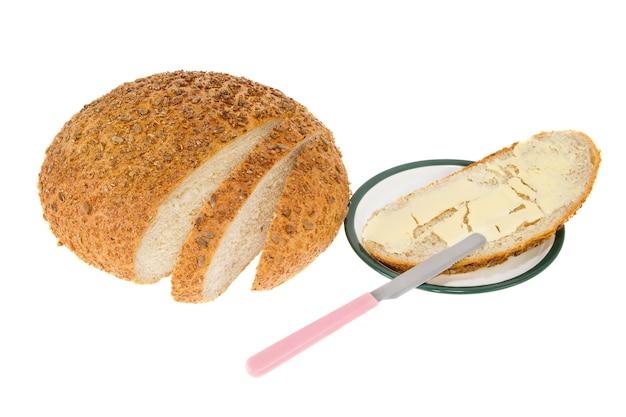 Hausgemachtes Brot mit Butter auf einem Teller