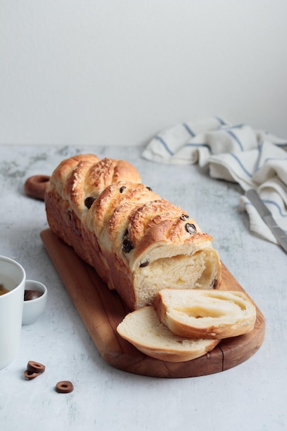 Hausgemachtes Brot mit Käse und Oliven