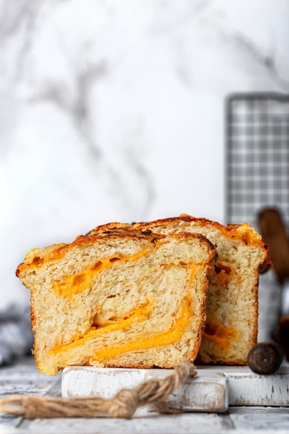 Foto hausgemachtes brot mit knoblauch und cheddar-käse