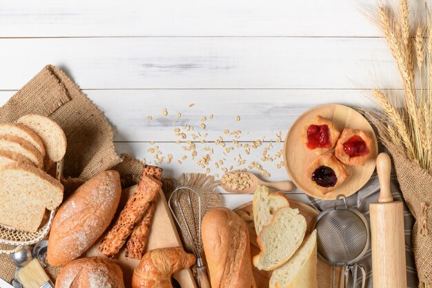 Hausgemachtes Brot oder Brötchen, Croissant und Bäckerei