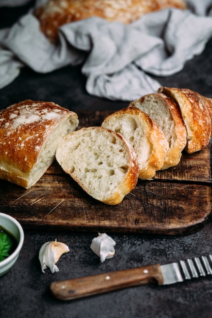 Hausgemachtes Ciabatta-Brot Geschnittene Brotscheiben auf einem Holzbrett Brot