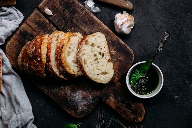 Hausgemachtes Ciabatta-Brot Geschnittene Brotscheiben auf einem Holzbrett Brot