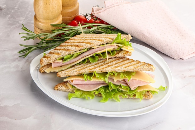 Hausgemachtes Club-Sandwich mit Schinkensalat und Käse