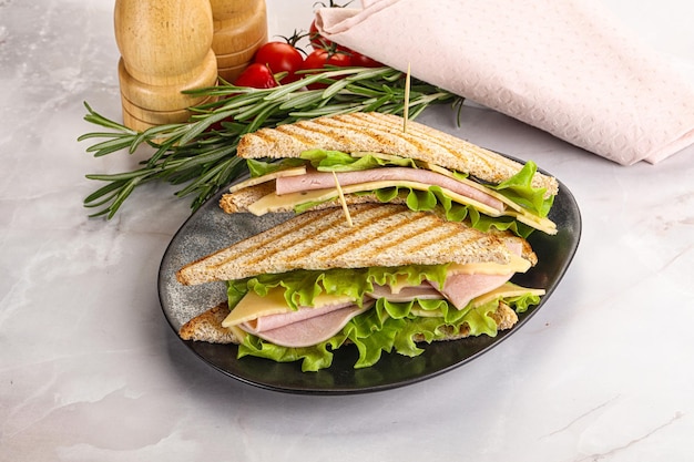 Foto hausgemachtes club-sandwich mit schinkensalat und käse