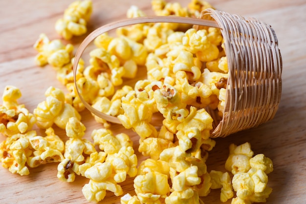 Hausgemachtes Corn Popcorn im Korb, Haufen leckerer Popcorn süß