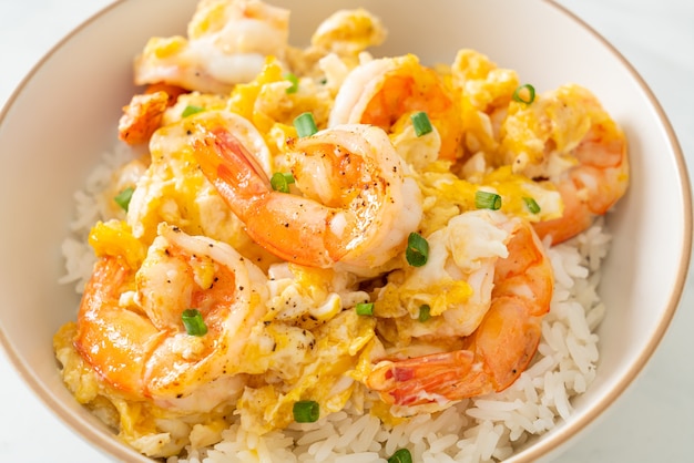 hausgemachtes cremiges Omelette mit Shrimps Reis Bowl