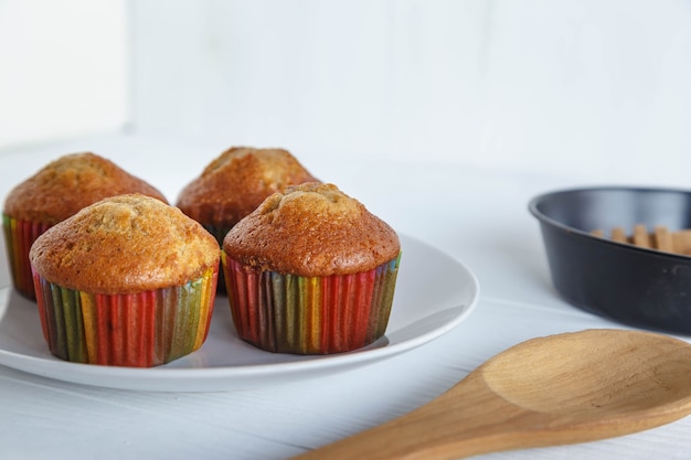 Hausgemachtes Cupcakes-Menü auf weißem Holztisch