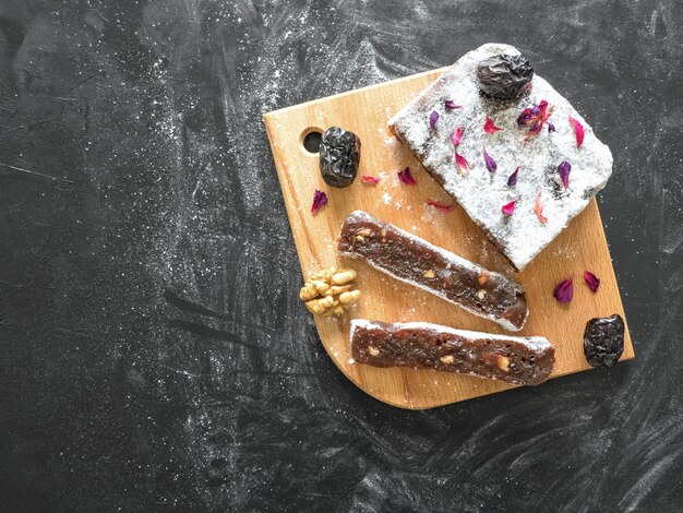 Hausgemachtes Dattelbrot mit Walnüssen auf einem schwarzen Tisch