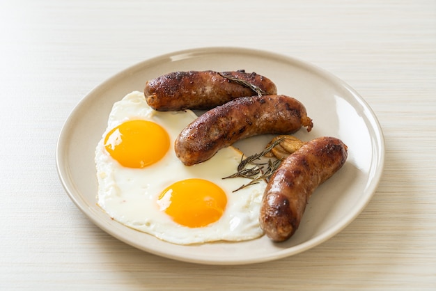 hausgemachtes doppeltes Spiegelei mit gebratener Schweinswurst - zum Frühstück